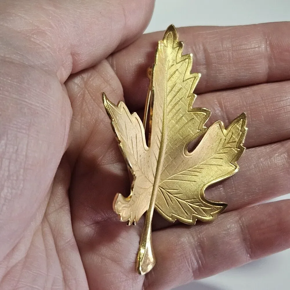 Vintage Gold Tone Maple Leaf Brooch